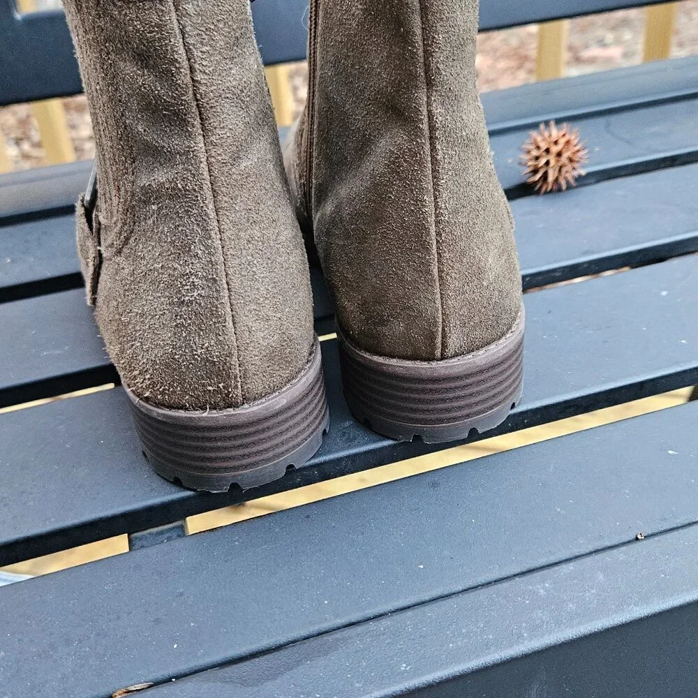 Clarks Lug Sole Brown Suede Boots - Sz 8 - Picture 4 of 7